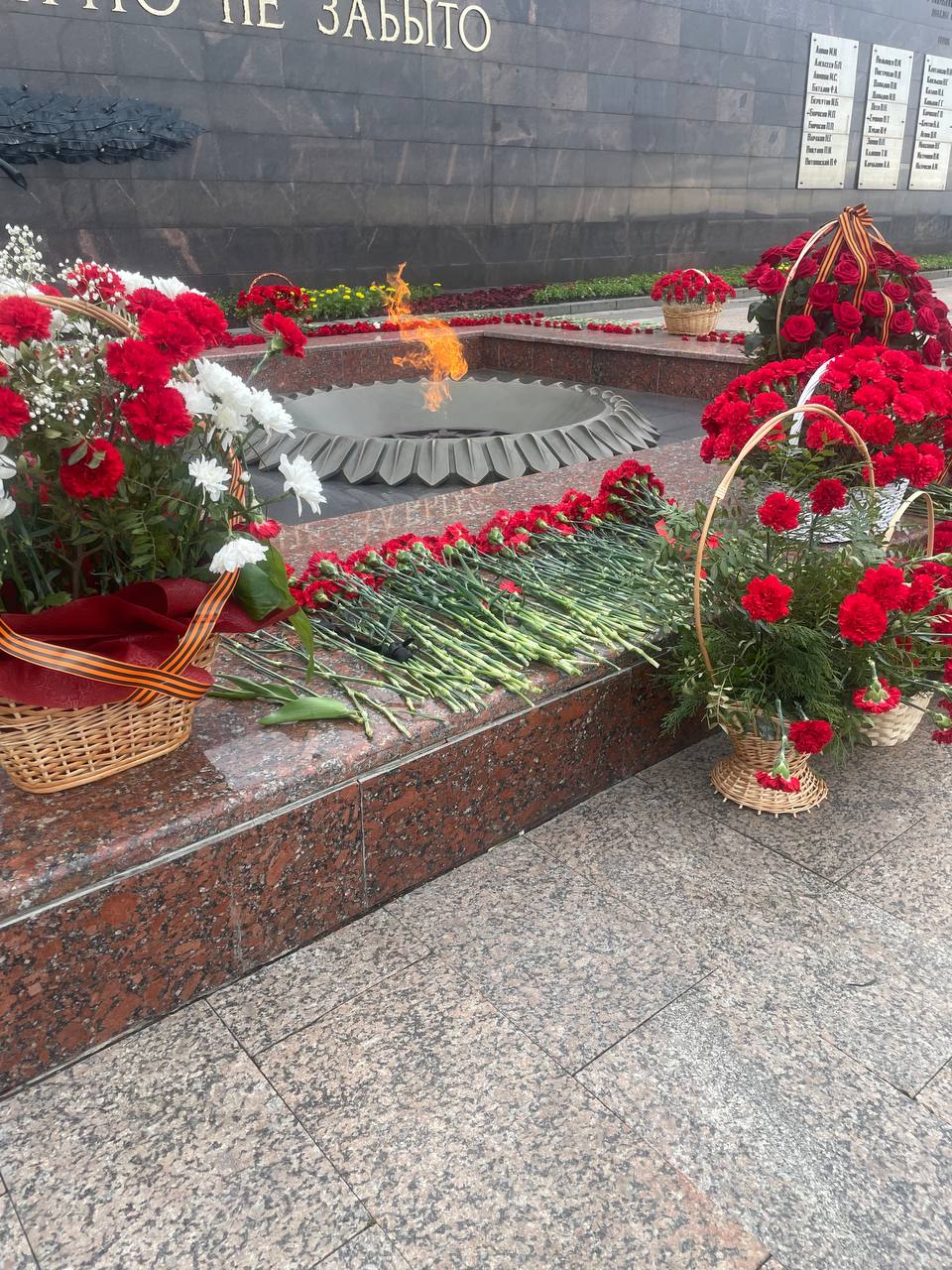  изображение для новости Возложении цветов к Обелиску на площади  30-летия Победы