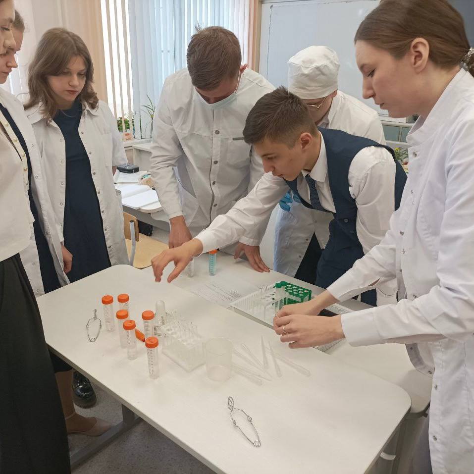  изображение для новости Мастер-классы для школьников продолжаются