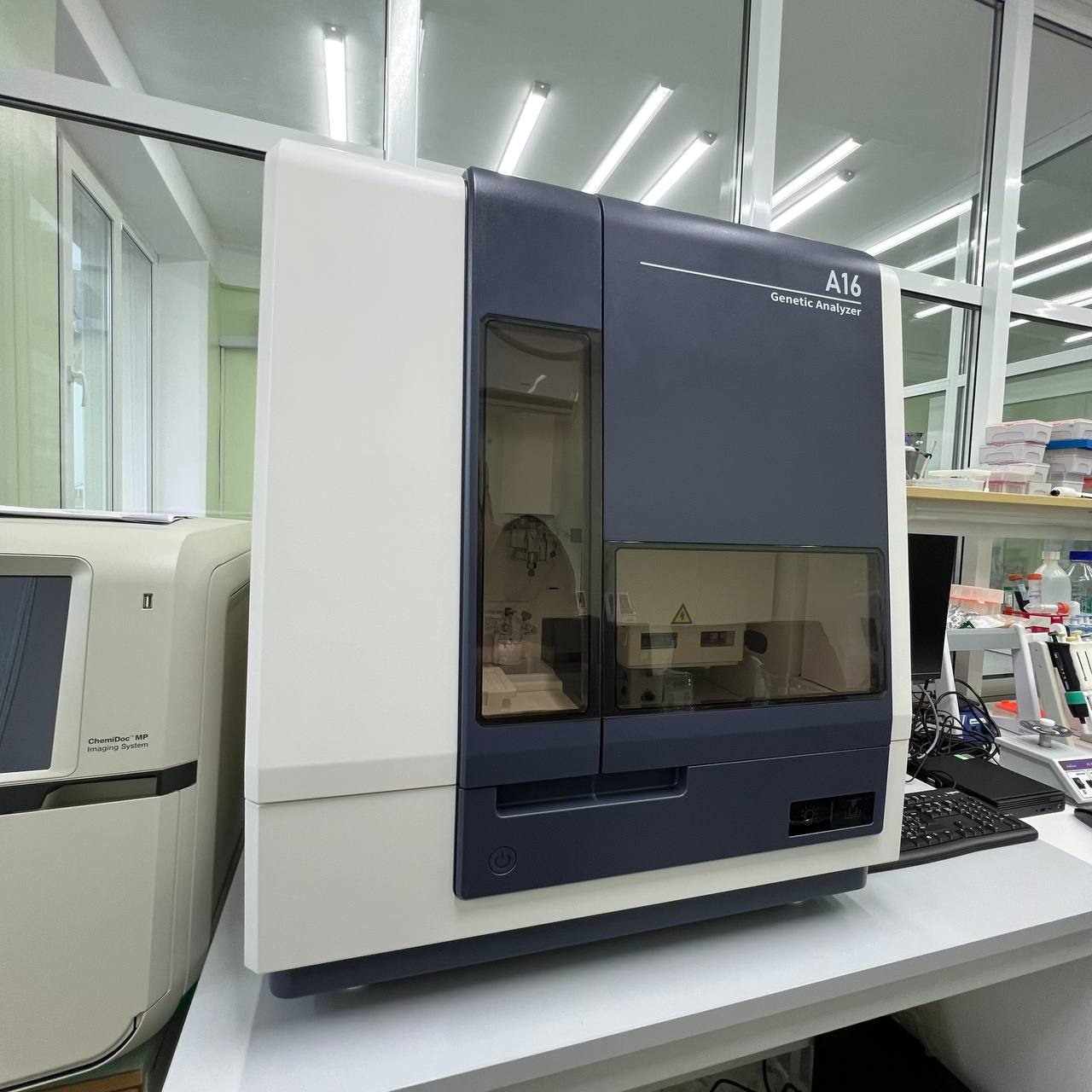  изображение для новости В R&D-центре «Компоненты для молекулярной биологии и фармсубстанций» ПИШ "ФармИнжиниринг" установлен капиллярный секвенатор А16